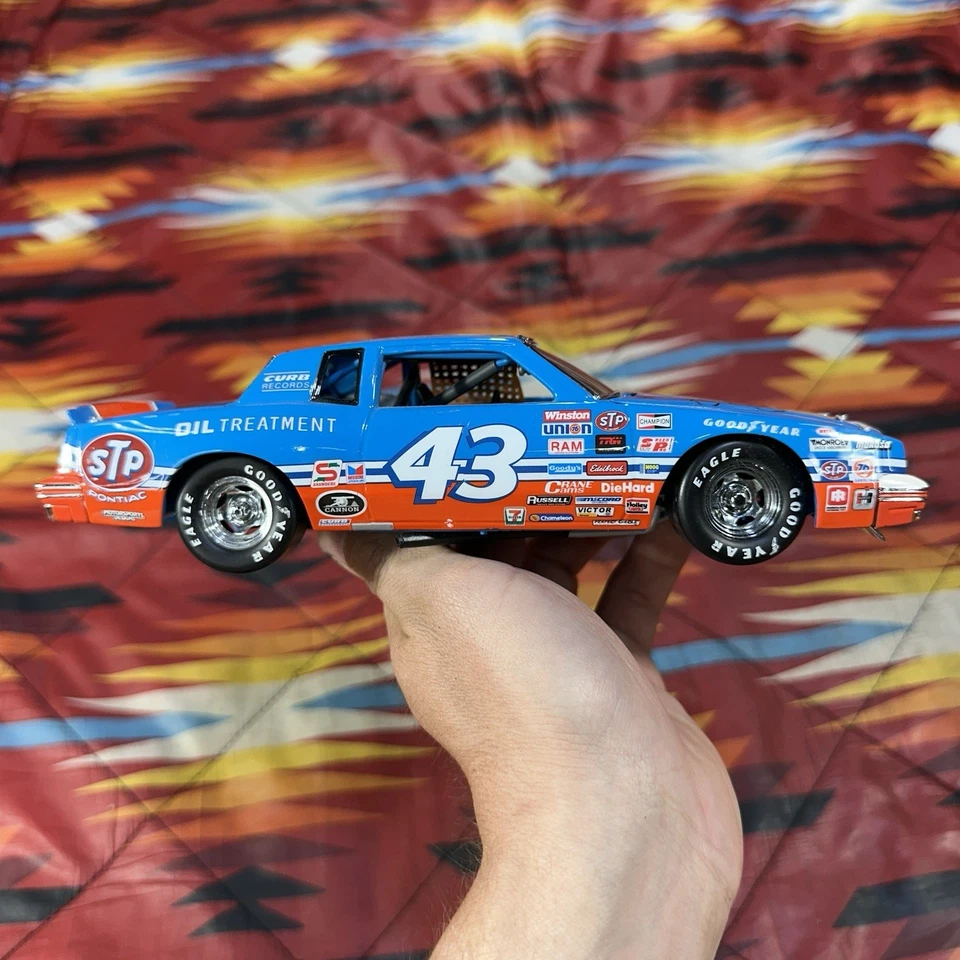 Richard Petty #43 1984 Pontiac Grand Prix Signature Edition Franklin Mint 1:24 - Image 3 of 4