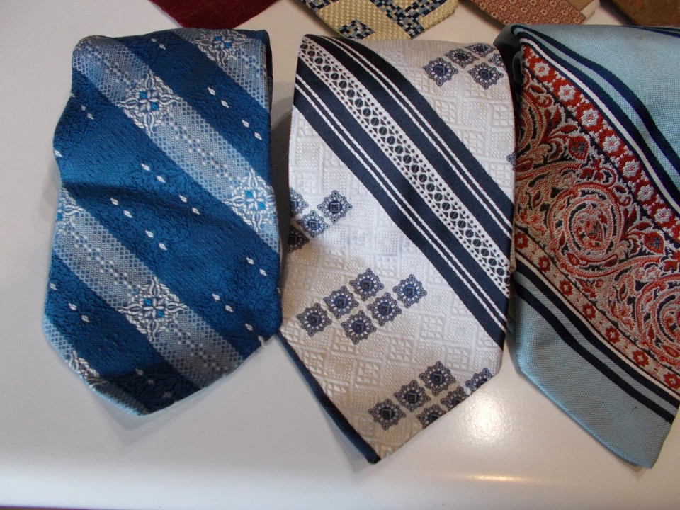 Lot of 10- Vintage Men's Neck Ties Wide Multi Color Retro Various Brands - Image 4 of 4