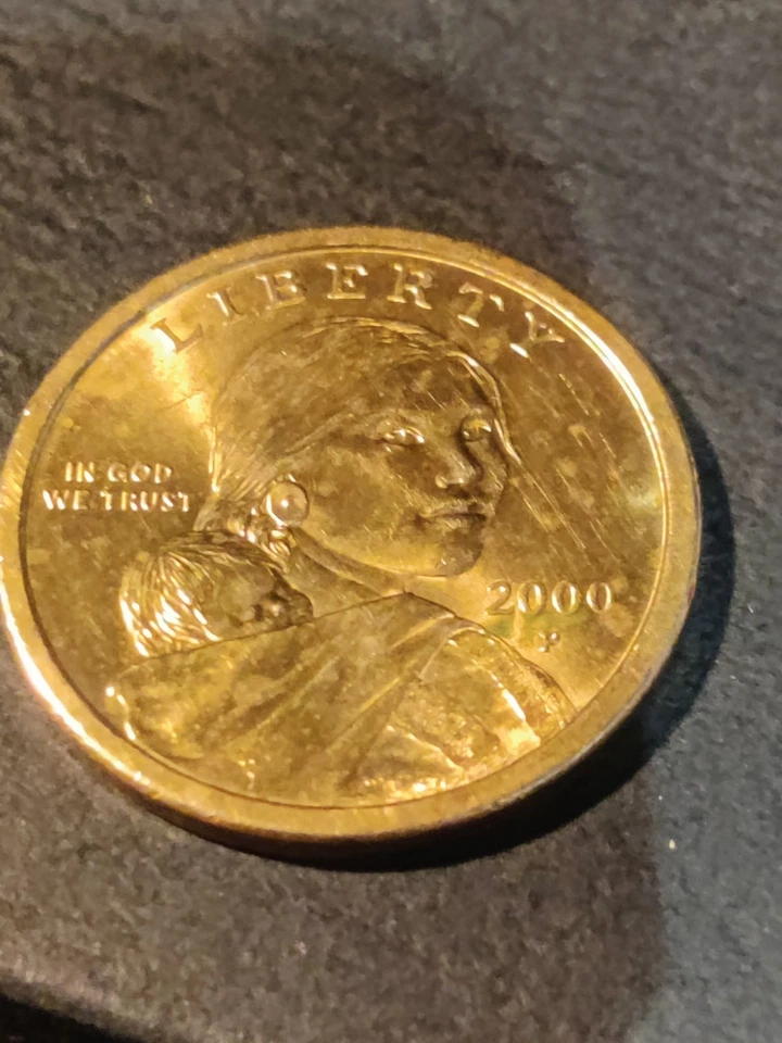 Moeda de um dólar 2000 P Sacagawea acabamento celido detalhe penas na águia - Imagem 2 de 4