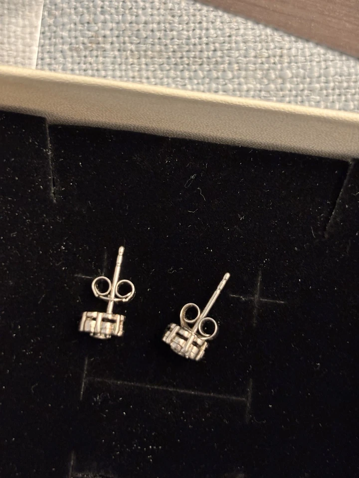 Pendientes con racimo de diamantes 1/10 ct dos corte redondo plata Kay Jewelers Foto 3 de 4