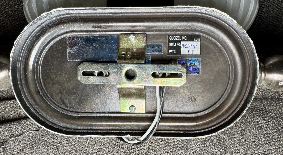 Lámpara de tocador de níquel cepillado Quoizel pantalla de vidrio esmerilado de 2 luces Foto 2 de 4