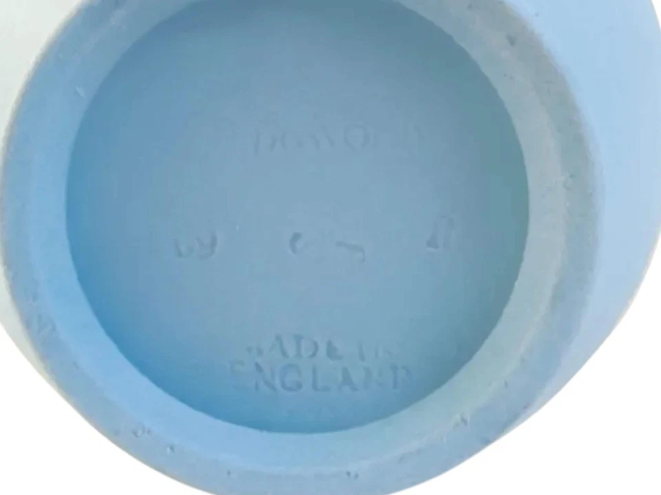 Jarrón de jaspe Wedgwood • Motivos clásicos en relieve azul y blanco • De colección Foto 2 de 4