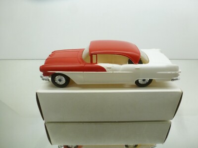 JOHAN MODELS 1956 PONTIAC 4dr SEDAN - WHITE+RED 1:25 -GOOD CONDITION IN BOX
