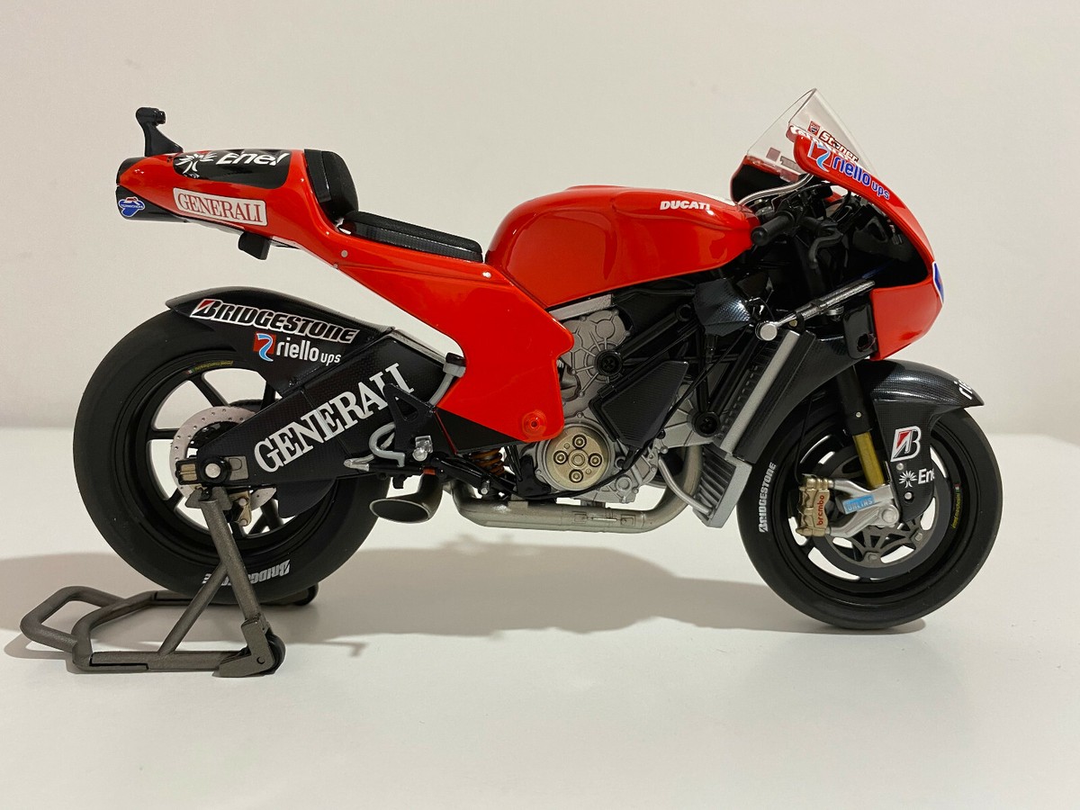 Minichamps 122100027 Ducati Desmosedici GP10 Casey Stoner 1/12 #NEW#
