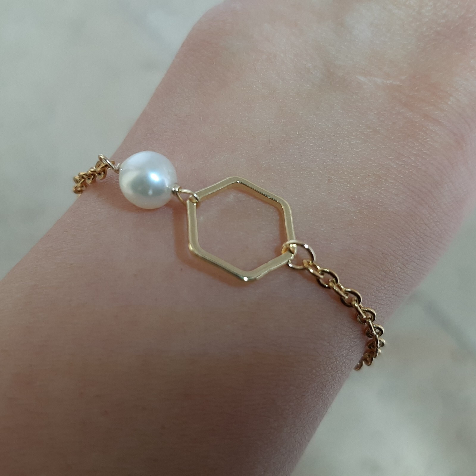 Bracelet perles de culture et ruche plaqué or pour sublimer vos tenues d'été et soirées