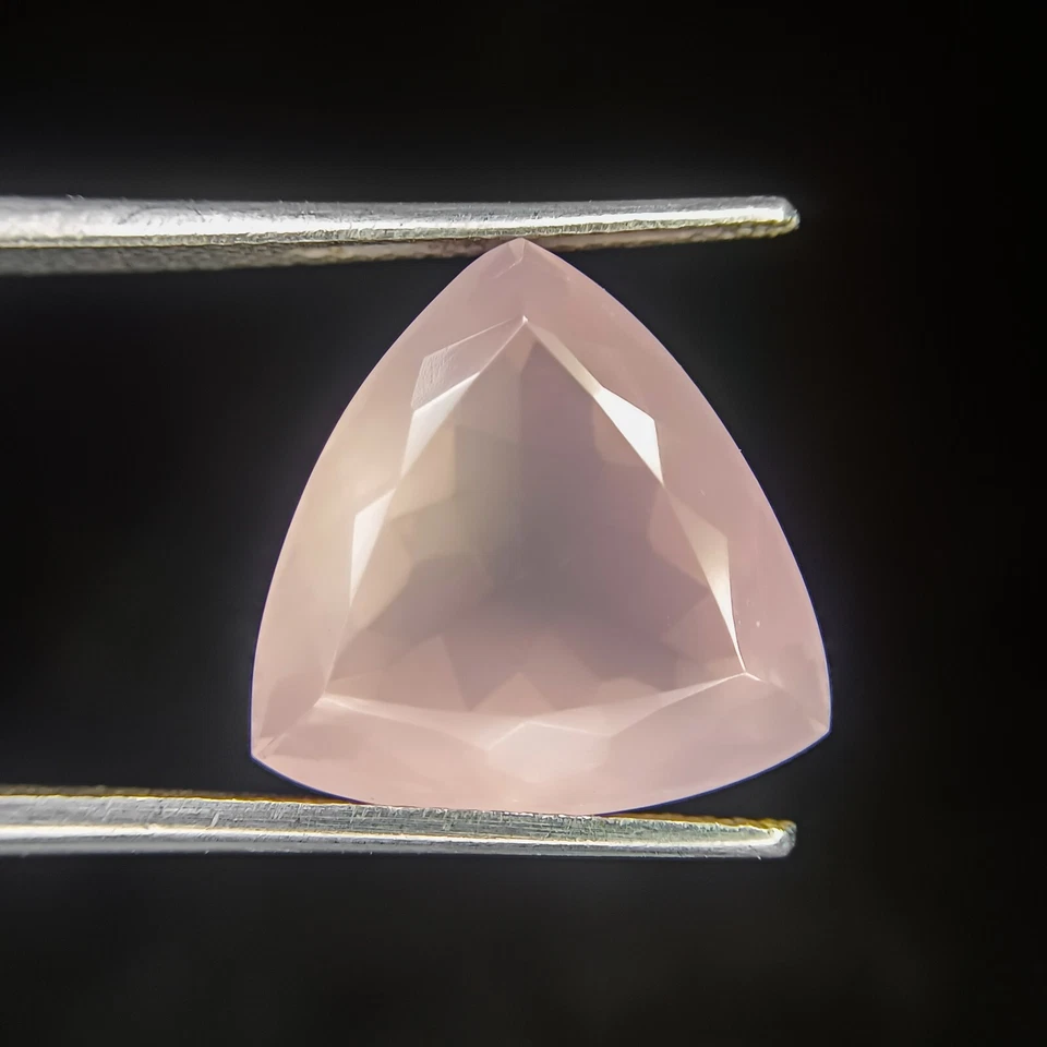 Cuarzo rosa facetado natural en forma de billón 11,85 quilates tamaño 15x15x10 mm Foto 4 de 4