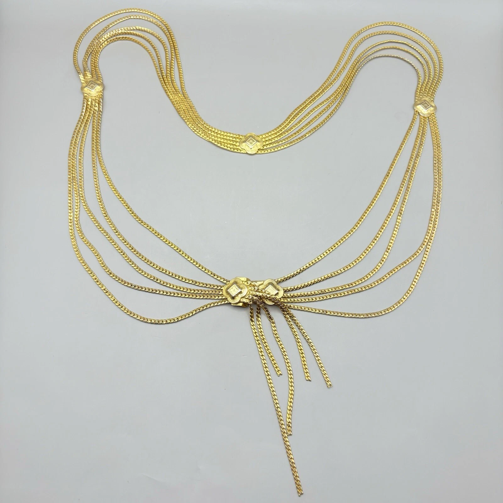 Rare petit collier ceinture chaîne dorée Christian Dior vintage 30 pièces en fuite