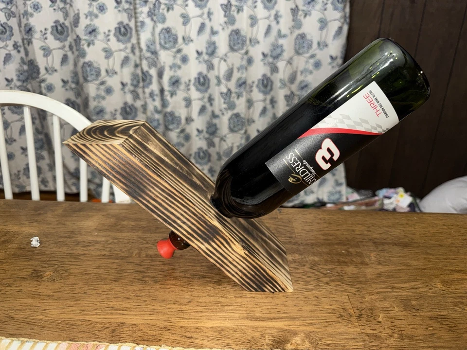 Soporte para botella de vino equilibrado Foto 2 de 3