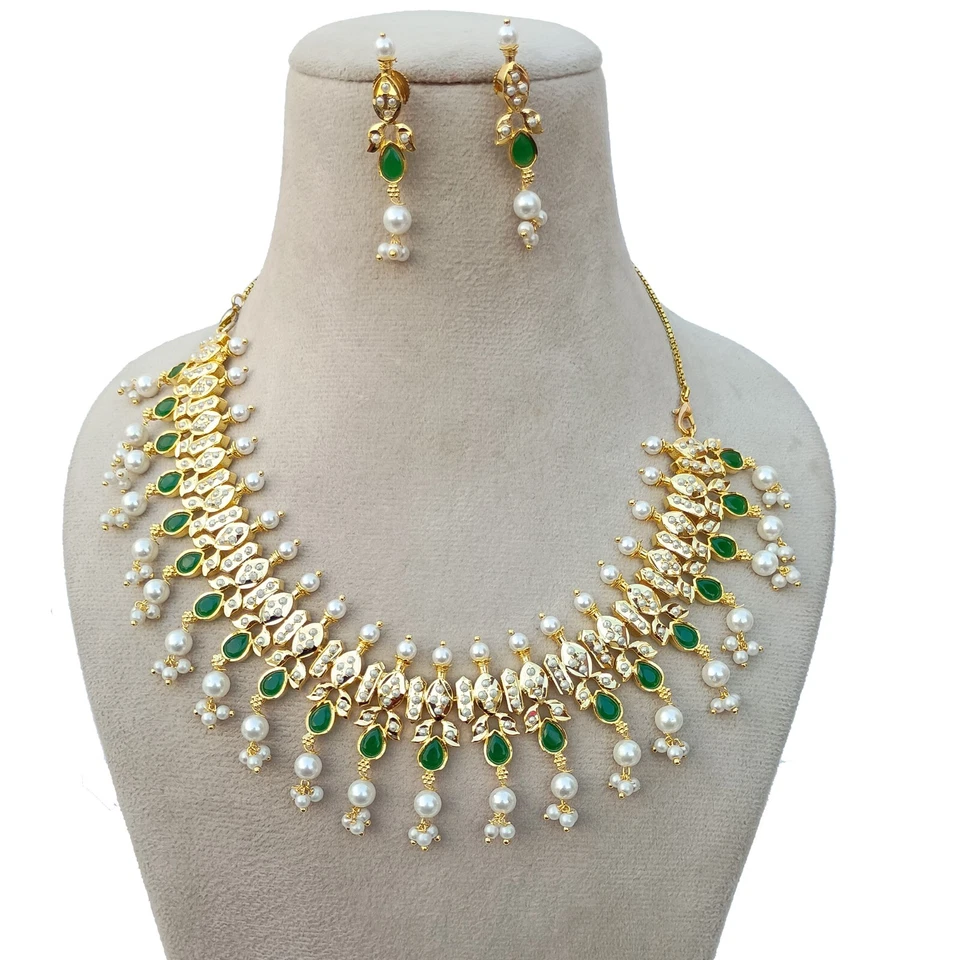 Joyería nupcial tradicional Jadau Kundan look chapado en oro perla y esmeralda verde Foto 2 de 4