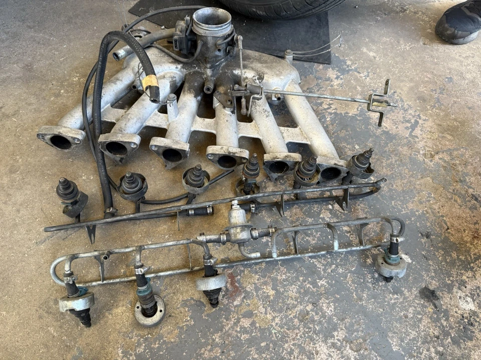 Volvo 164 Intake Manifold With Throttle Body , 2 Fuel Rails 10 Injectors + Seals - Image 3 of 4