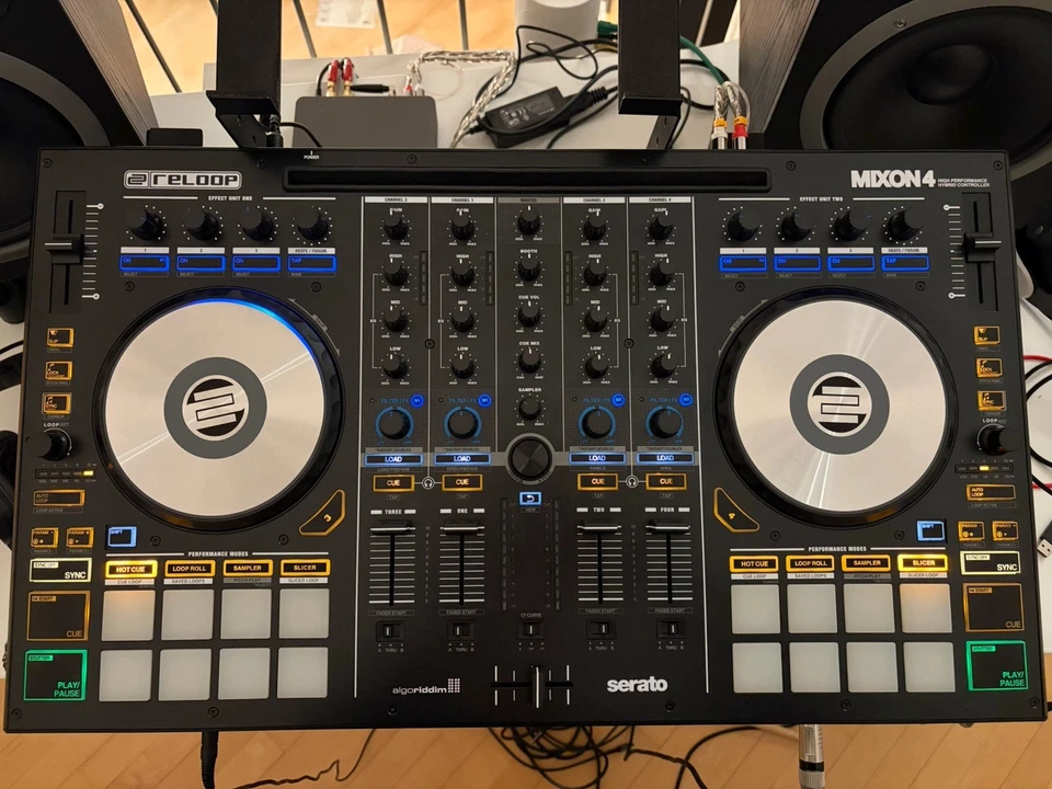 Reloop Mixon 4 4-Kanal DJ-Controller - Schwarz - Bild 2 von 4