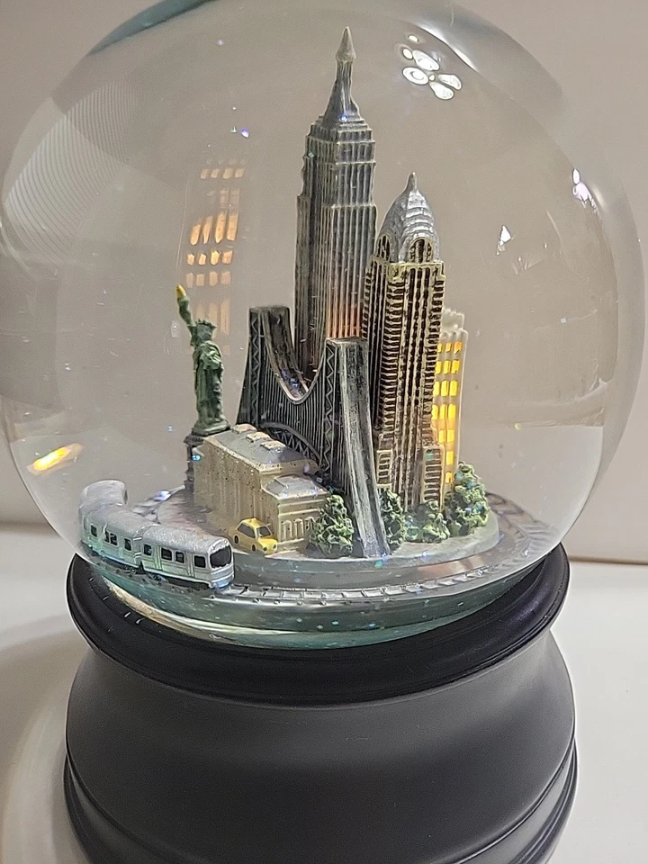 复古 Saks Fifth Avenue 纽约市雪球点亮木制底座大号 8 — 第 3/4 张图片