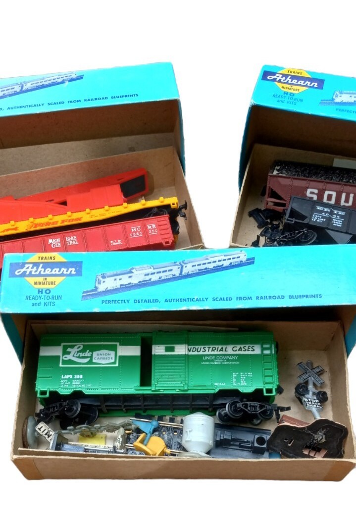 Vtg HO Athearn Trains Lot Including RailPower 1200 Power Pack, Tracks & Extras - Picture 2 of 12