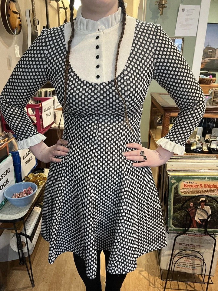Robe Vintage À Pois Noir Et Blanc Ajustée Et Évasée Wednesday Addams US 8 Ou 10 - Photo 3/4
