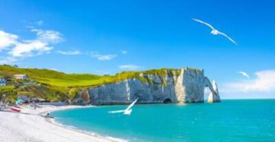 Wandbild: Malerische Panoramalandschaft auf den Klippen von Etretat. [...]