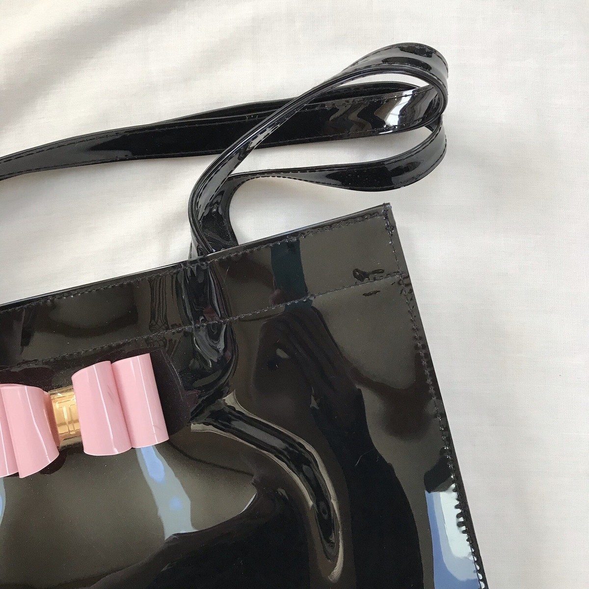 ted baker バッグ　ショルダーバッグ　黒　リボン Ted Baker London black Vinyl Shopper Tote Bag Iconic Shimmer