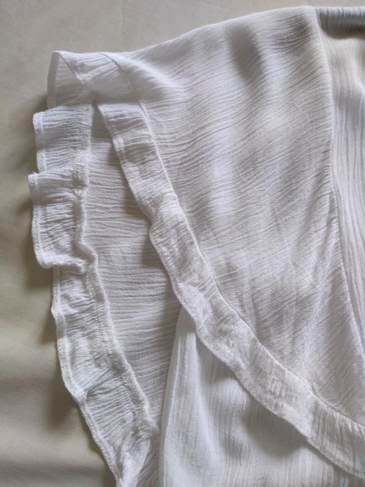 Topshop white crinkle effect cropped shirt with flutter sleeves Size 4 Petite - Image 3 of 4