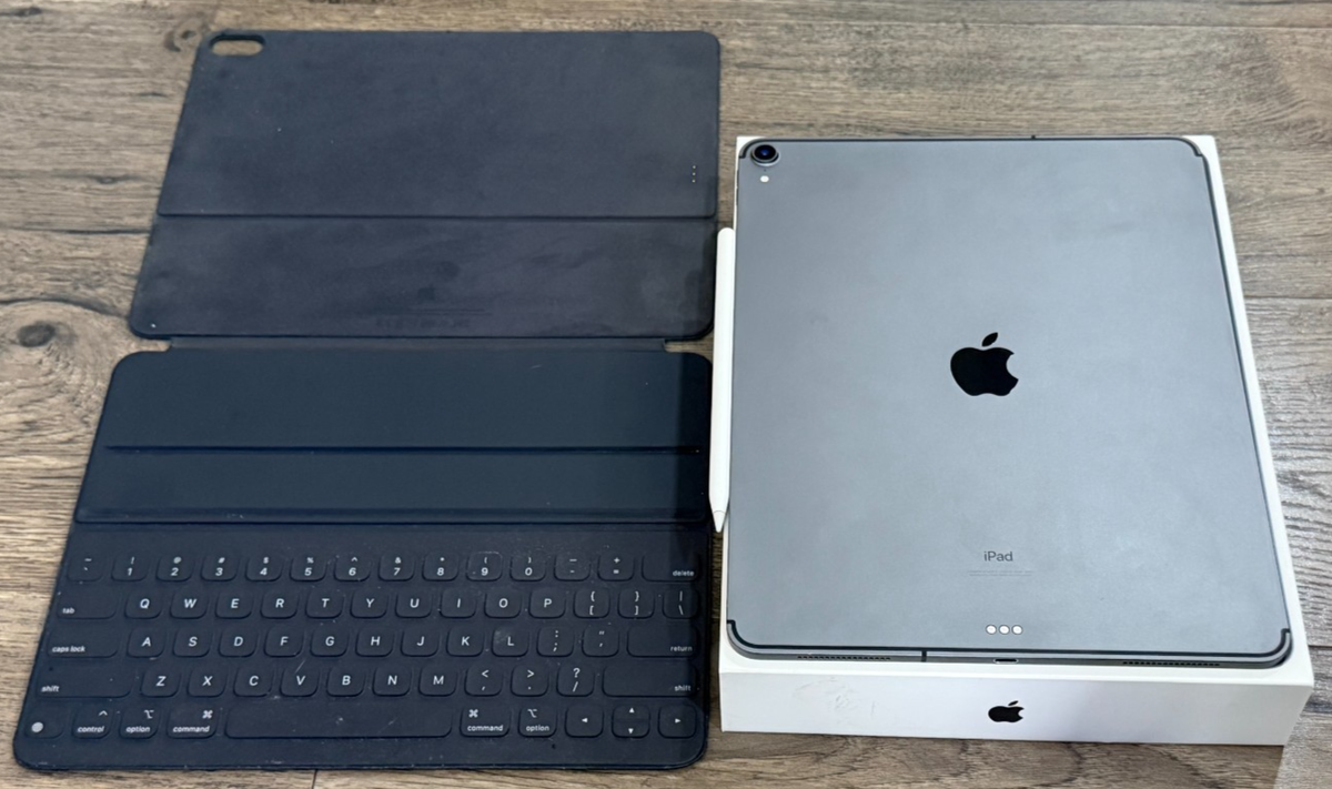iPad Pro 12.9in 3rd Gen 512GB Cellular w/ Apple Keyboard Folio and