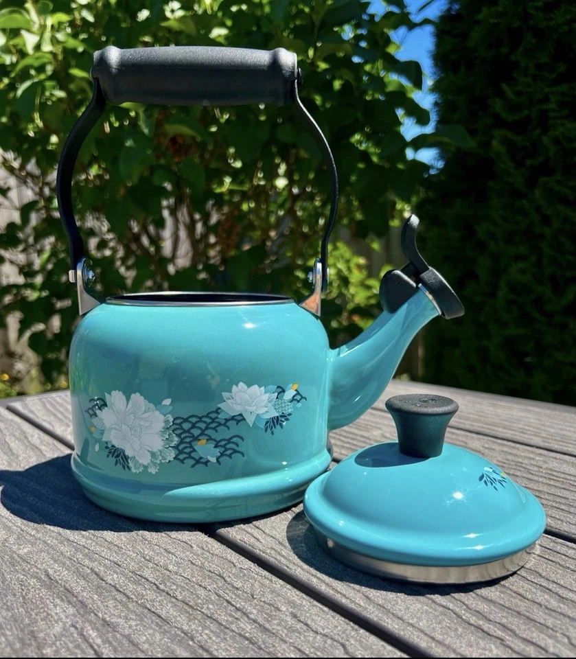 Le Creuset Lotus Tea Kettle Whistling Limited Edition 1.25 Qt. NIB . Caribbean - Image 2 of 4