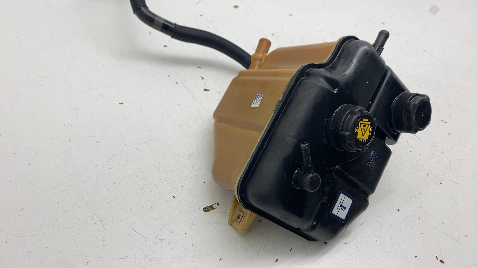 ⭕ 14-20 Maserati Ghibli Coolant Overflow Expansion Tank Bottle Reservoir w/ Hose