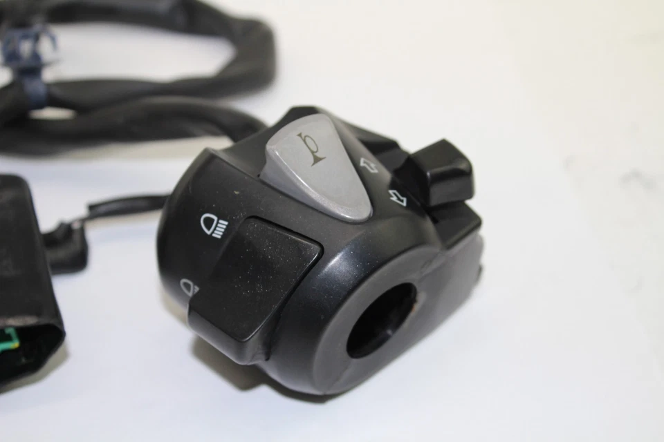 13-18 HONDA CBR500R CLIP IZQUIERDO EN MANILLAR CON INTERRUPTORES 35200-MGZ-A01 Foto 2 de 4