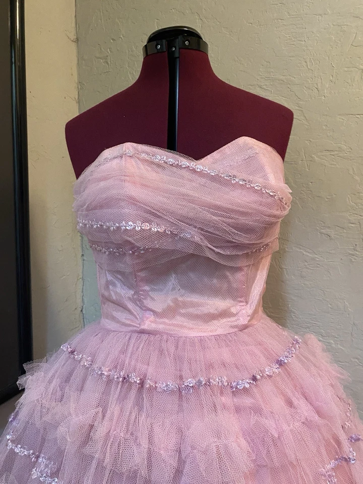 复古 20 世纪 50 年代舞会派对礼服粉色薄纱蛋糕全裙无袖海报 — 第 2/4 张图片