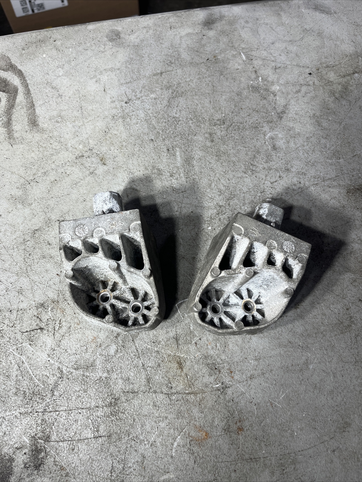 MASERATI GHIBLI RADIATOR LEFT & RIGHT UPPER MOUNT BRACKET OEM 2014 - 2020✔️-SET-