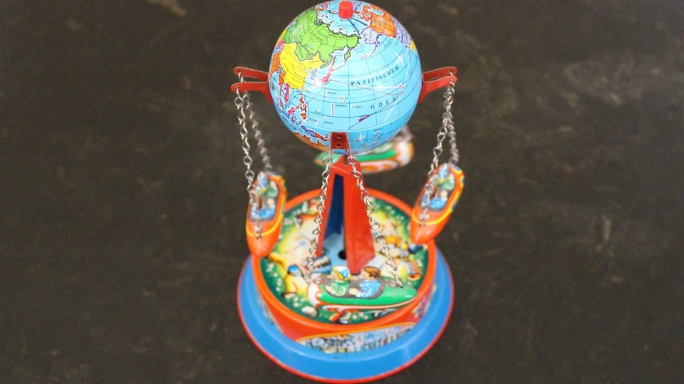 Brinquedos vintage Schylling elefante de lata em uma bicicleta, globo giratório, coelhinho da feliz Páscoa - Imagem 3 de 4