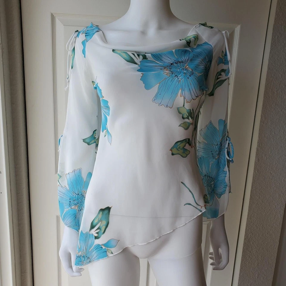 Top de manga larga Forever 21 Y2k blanco y azul transparente con estampado floral Foto 2 de 4