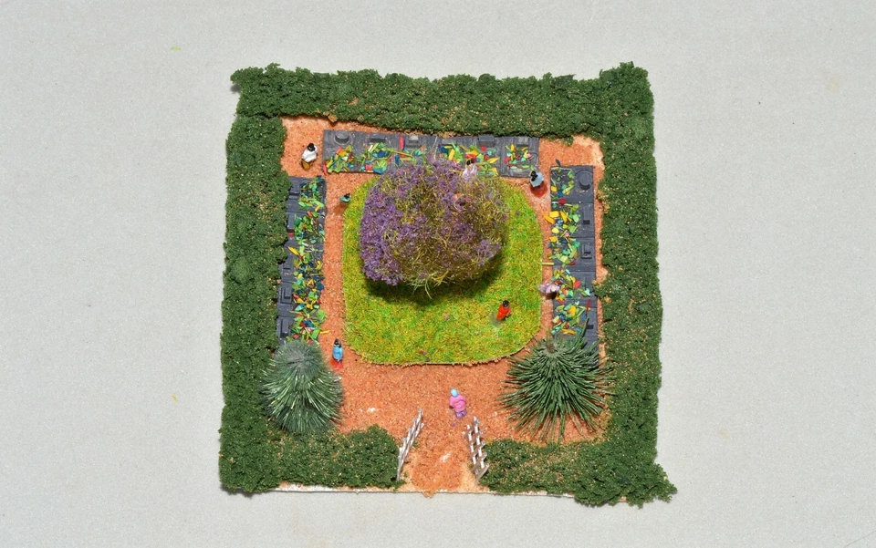 Z Scale 1:220 CEMETERY Diorama w/ People & Trees by Klingenhöfer Z112B Pre-Built - Image 2 of 4