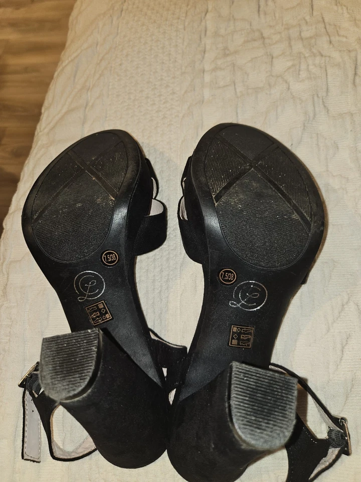 Tacones/correas chinas de gamuza negra con tiras informales o de fiesta. Talla 7,5 Foto 3 de 4