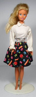 VTG 90 s SINDY 12'' BLONDE HAIR DOLL ARITHMETIC MATHEMATICS DRESS DISCO PARTY