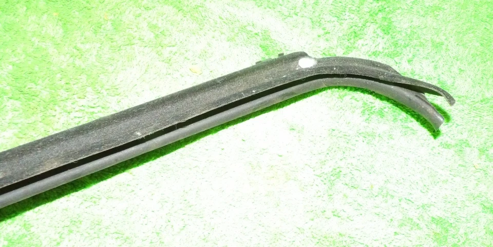 1983-1990 Ford Ranger Bronco II XLT Explorer NOS LH DOOR GLASS BELT WEATHERSTRIP - Image 3 of 4
