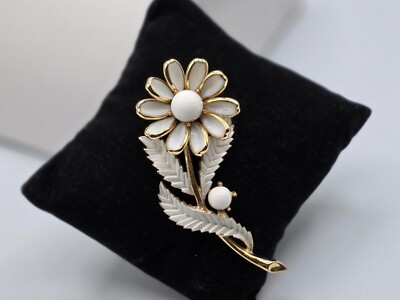 Crown Trifari Alfred Philippe Daisy Brooch  White Poured Milk Glass Enamel