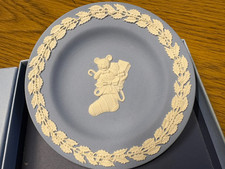 Wedgwood Jasperware XMAS decorative plate white holly leaf Border Bear Stocking