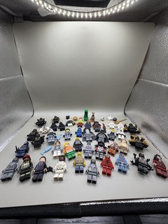 Lotto minifigure Lego 42 figurine e 9 accessori