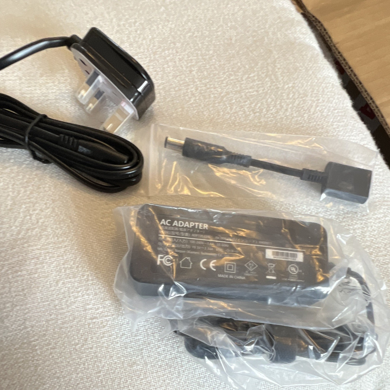 Superer AC Adapter Charger - Universal, NEW UXH00011AS-F, Black