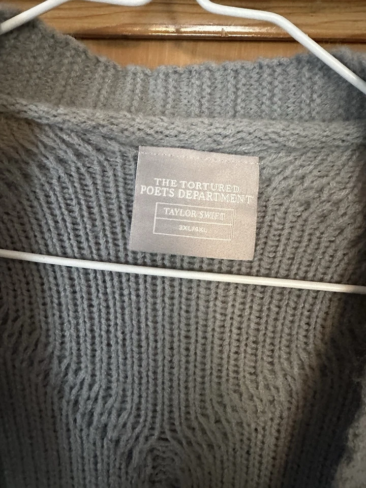 Cárdigan Suéter Taylor Swift The Tortured Poets Department 3XL 4XL TTPD Gris Foto 3 de 4