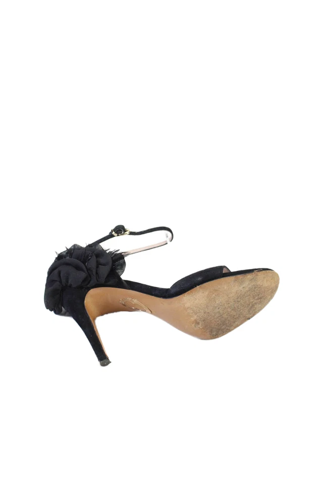 Tacones Elie Tahari para mujer de gamuza punta abierta con volantes y correa al tobillo negros talla 8,5 38,5E Foto 4 de 4