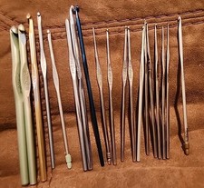 LOT OF 19 VINTAGE CROCHET HOOKS BOYE SUSAN BATES HERO
