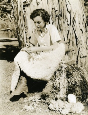 Maureen O'Sullivan verbringt Freizeit einen Hakenteppich MGM Foto 1932