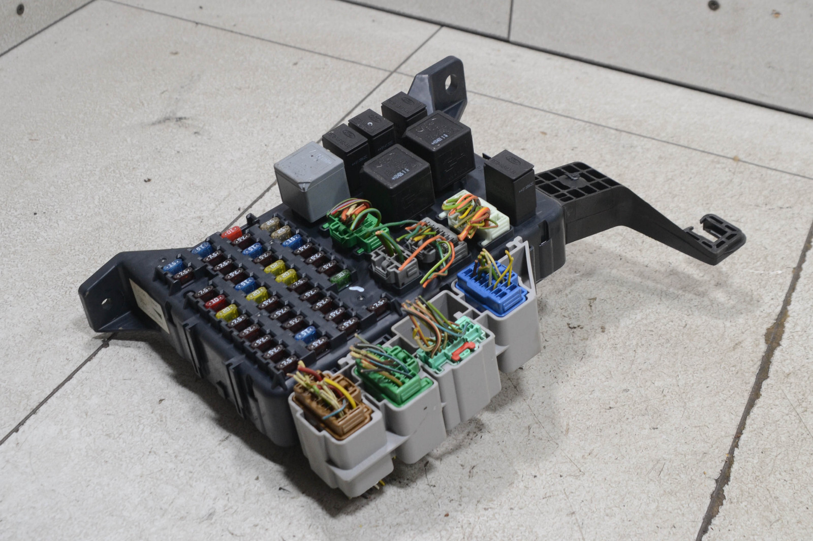 Ford Mondeo MK3 Tournament year 01 2.0 TDCi 96KW Relay Fuse Box 108529