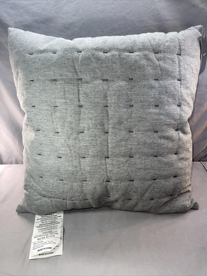 Almohada Decorativa Vera Wang Tiro 18" x 18" Tuille Floral Gris 360 Foto 2 de 4