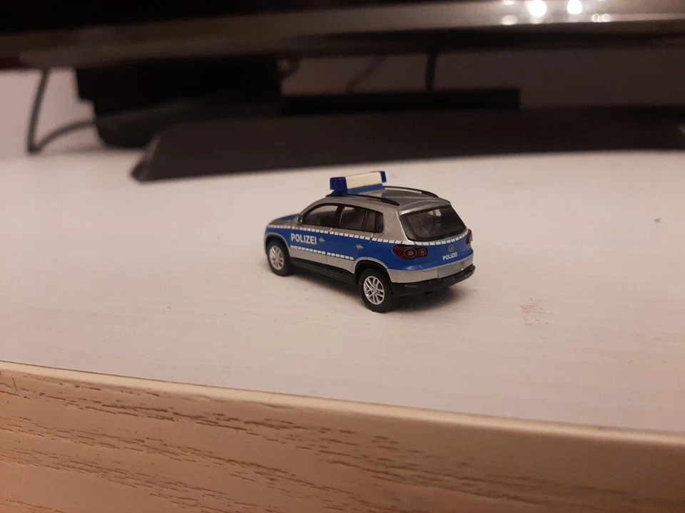 1:87 Wiking VW Tiguan POLIZEI, grigio/blu - Immagine 2 di 4