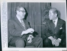 1973 Henry Kissinger Finance Minister Kiichi Aichi Japan Politics Wirephoto 7X9