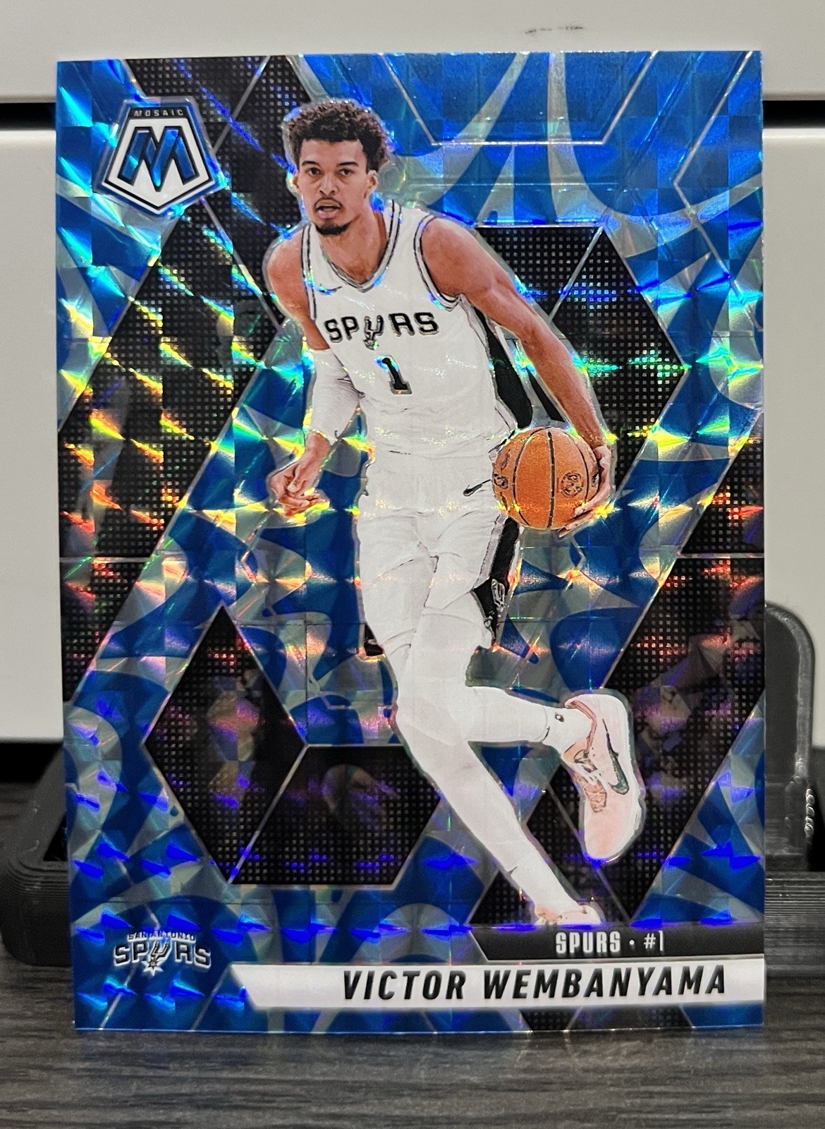 2024-25 Panini Mosaic - Victor Wembanyama #31 Reactive Blue Mosaic Prizm