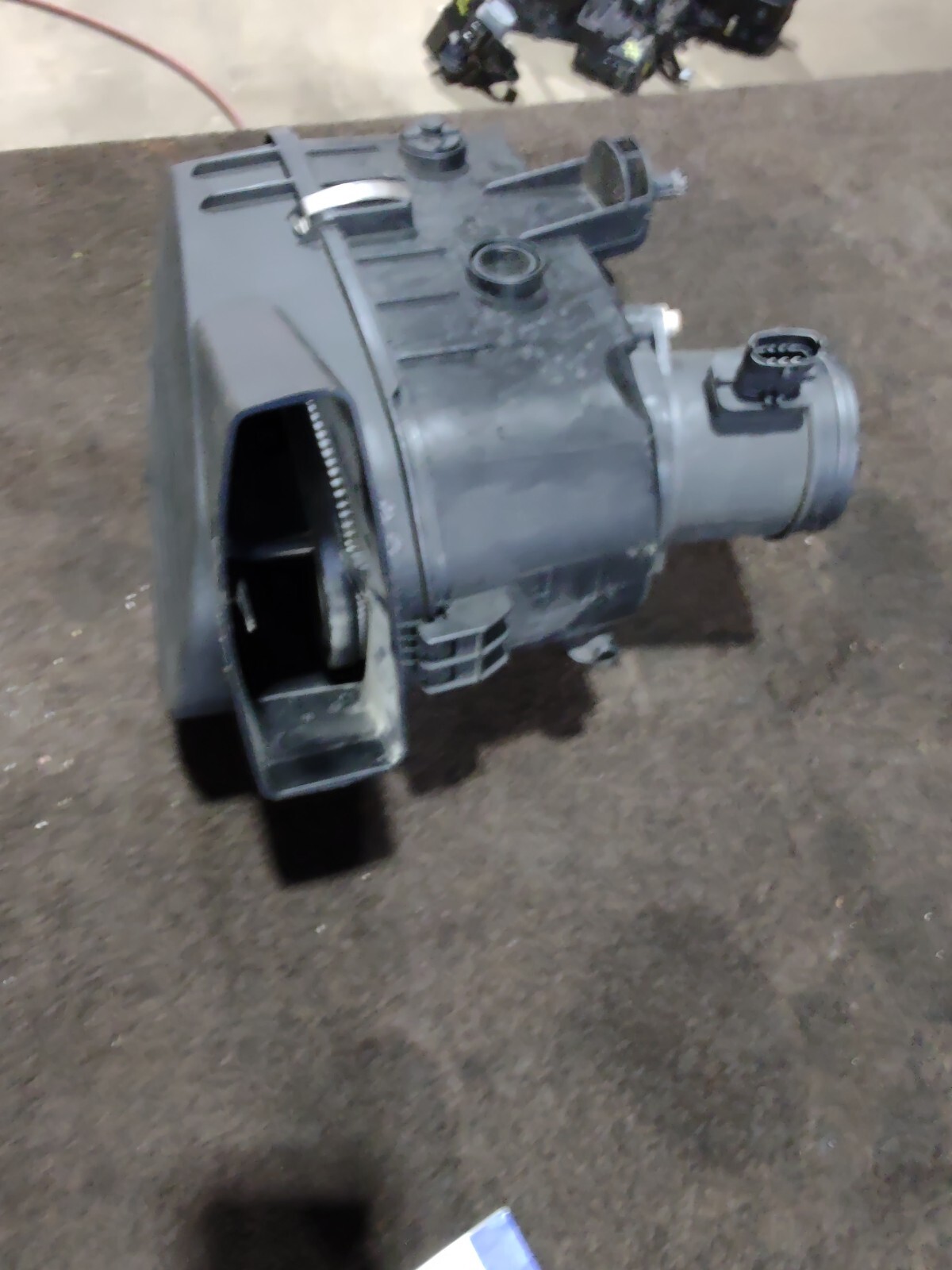 2014-17 MASERATI GHIBLI LEFT SIDE AIR FILTER CLEANER BOX 670005844