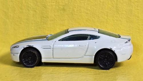 Hot Wheels Aston Martin V8 Vantage - White - 2015 Mattel - Diecast Model Car 01 - Afbeelding 1 van 6