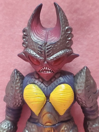 LADY BENZENE ULTRAMAN KAIJU ULTRA ALIEN MONSTER VINYL ACTION FIGURE BANDAI - Picture 6 of 6