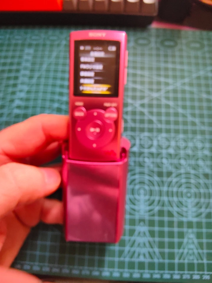 Boxed Sony NW-E062K Digital Music Player + speaker - Image 2 of 4